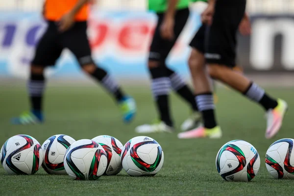 Futbol topu ve oyuncuların ayaklar