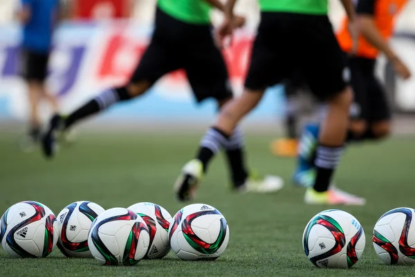 Futbol topu ve oyuncuların ayaklar