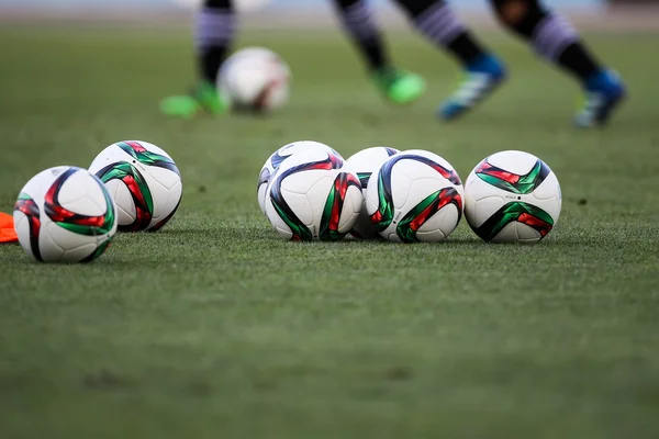 Pelota de fútbol y pies de los jugadores — Foto de Stock