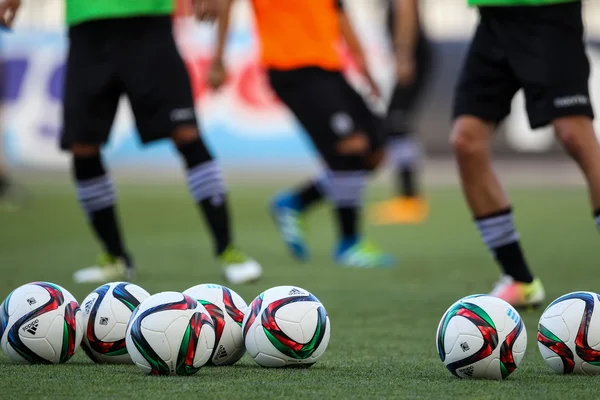 Футбольный мяч и ноги игроков — стоковое фото