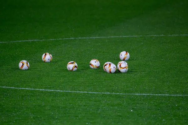 Europa League fotboll bollar på fältet — Stockfoto