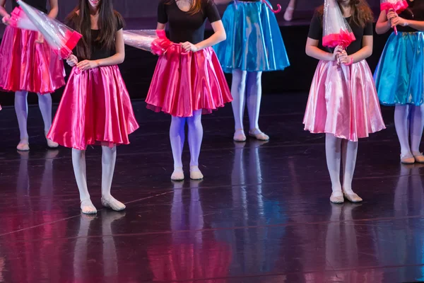 Tanečníci během baletní představení. Nohy pouze. — Stock fotografie