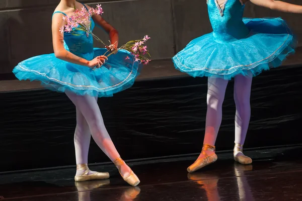 Dansçılar bale gösterileri sırasında. Sadece bacaklar. — Stok fotoğraf