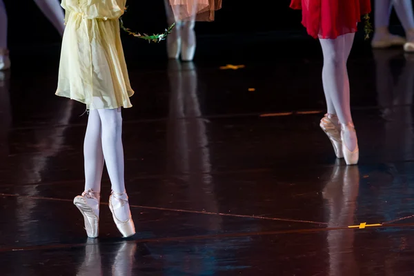 Dansers tijdens ballet optredens. Benen alleen. — Stockfoto