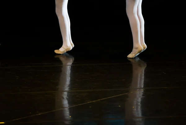 Bailarines durante las actuaciones de ballet. Solo piernas . —  Fotos de Stock