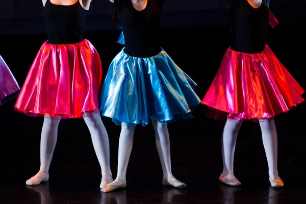 Tanečníci během baletní představení. Nohy pouze. — Stock fotografie