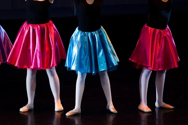 Dansers tijdens ballet optredens. Benen alleen. — Stockfoto