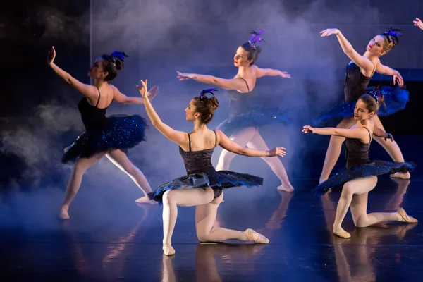 Танцоры танцевальной школы во время балета — стоковое фото