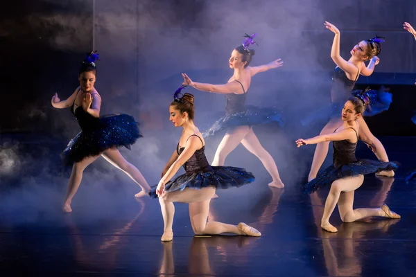 Ballerini di scuola di danza durante spettacoli balletto — Foto Stock