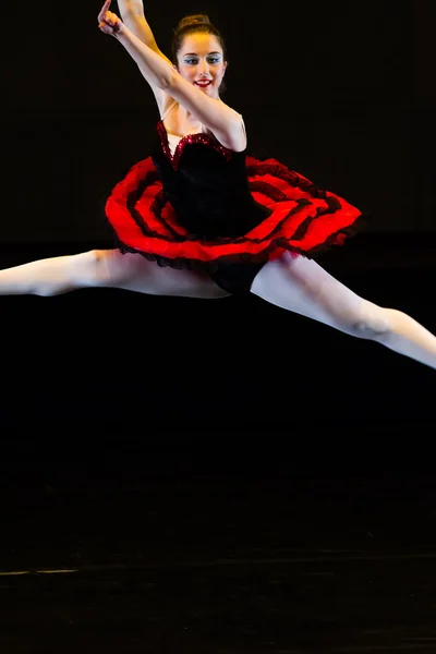 Dansçılar dans okulu performansları bale sırasında — Stok fotoğraf