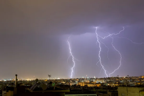 พายุฟ้าผ่าโจมตีเมืองเทสซาโลนิกิ ประเทศกรีซ — ภาพถ่ายสต็อก