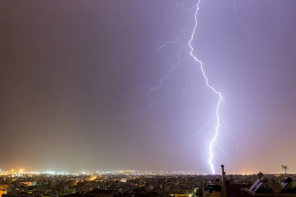 Lightning storm strikes the city of Thessaloniki, Greece — Stock Photo, Image