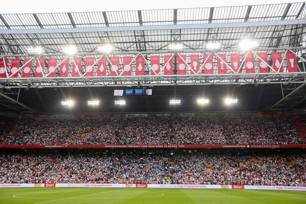 Widok wnętrza pełnego stadionu Amsterdam Arena — Zdjęcie stockowe