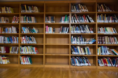 Thessalonik Üniversitesi Kütüphane raflarında ilgili kitaplar