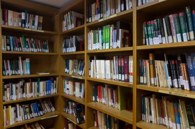 Thessalonik Üniversitesi Kütüphane raflarında ilgili kitaplar