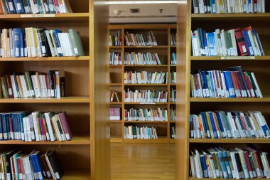 Thessalonik Üniversitesi Kütüphane raflarında ilgili kitaplar