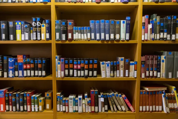 Libros en los estantes de la Biblioteca de la Universidad de Tesalónica — Foto de Stock