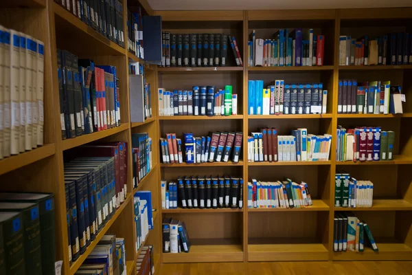 Книги з полиці бібліотеки університету Thessalonik — стокове фото