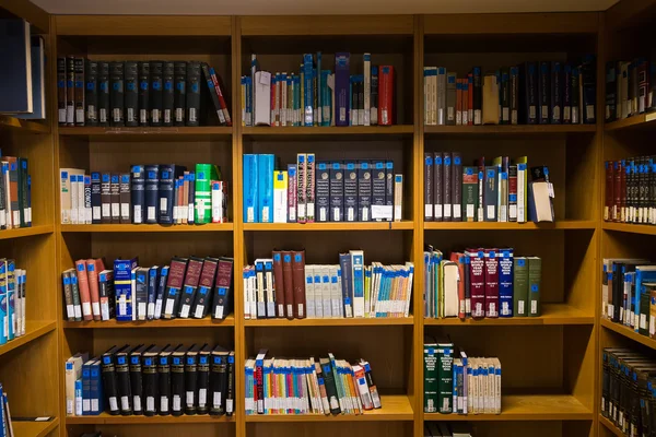 Böcker på hyllorna i biblioteket av universitetar av Thessalonik — Stockfoto