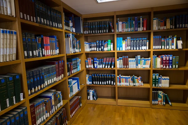 Böcker på hyllorna i biblioteket av universitetar av Thessalonik — Stockfoto