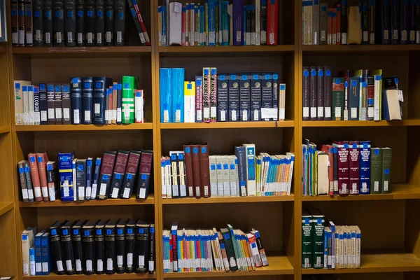 Boeken op de planken van de bibliotheek van de Universiteit van Thessalonik — Stockfoto