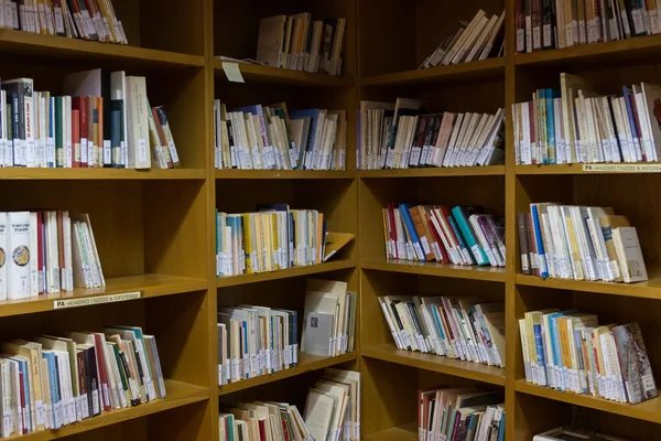 Bücher in den Regalen der Universitätsbibliothek der thessalonik — Stockfoto