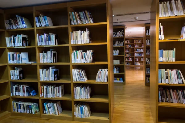 Livros nas prateleiras da Biblioteca da Universidade de Salónica — Fotografia de Stock