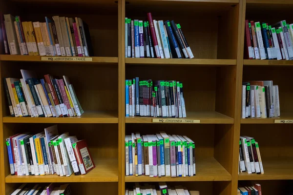 Books on the shelves of the Library of University of Thessalonik — Stock Photo, Image