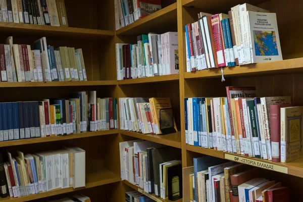 Books on the shelves of the Library of University of Thessalonik — Stock Photo, Image