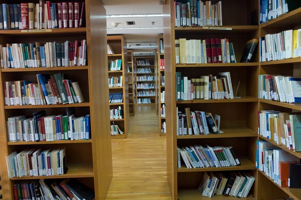 Libros en los estantes de la Biblioteca de la Universidad de Tesalónica — Foto de Stock
