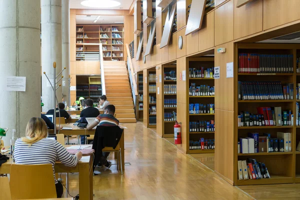 Livros nas prateleiras da Biblioteca da Universidade de Salónica — Fotografia de Stock