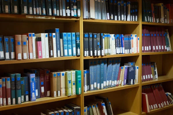 Books on the shelves of the Library of University of Thessalonik — Stock Photo, Image