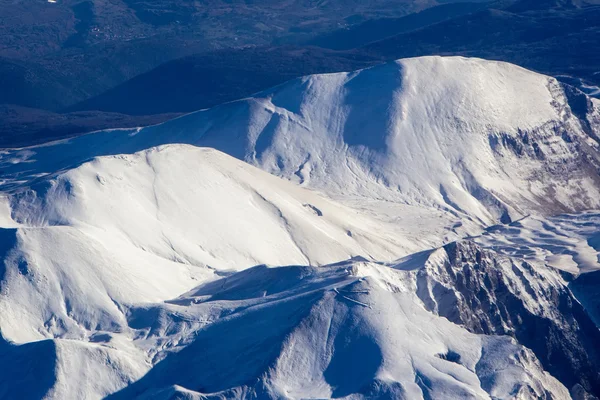 Vista aérea de una montaña nevada — Foto de Stock