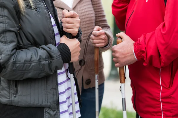 Nahaufnahme in den Händen einer blinden Frau, die einen Stock hält — Stockfoto