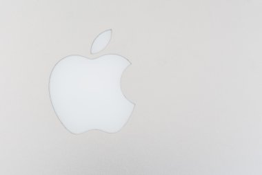  Fırçalanmış alüminyum arka plan üzerinde Apple logosu