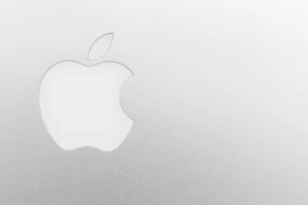 Logo de Apple sobre un fondo de aluminio cepillado — Foto de Stock