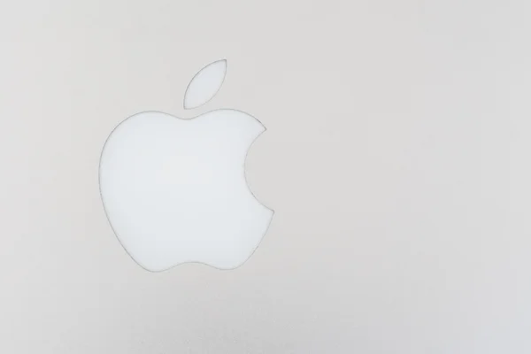 Logo de Apple sobre un fondo de aluminio cepillado — Foto de Stock