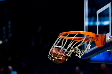 Basketbol topu net geçiyor
