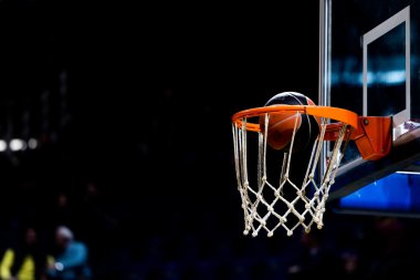 Basketbol topu net geçiyor