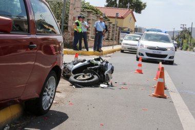 bir araba ve bir motosiklet arasında trafik kazası