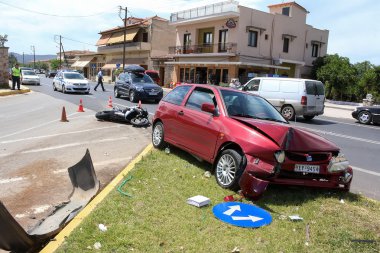 bir araba ve bir motosiklet arasında trafik kazası