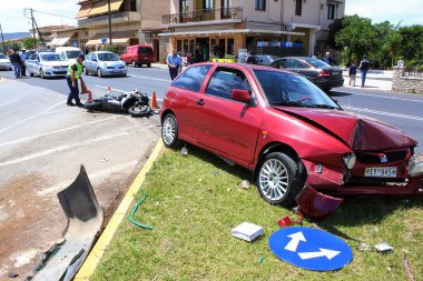 bir araba ve bir motosiklet arasında trafik kazası