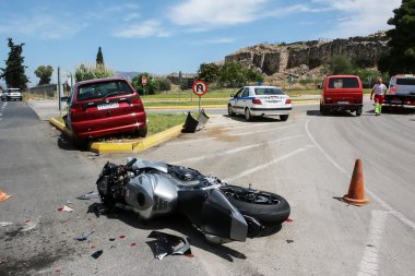 bir araba ve bir motosiklet arasında trafik kazası