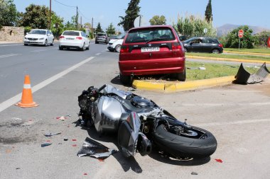 bir araba ve bir motosiklet arasında trafik kazası