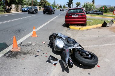 bir araba ve bir motosiklet arasında trafik kazası