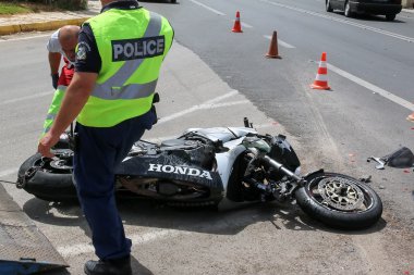 bir araba ve bir motosiklet arasında trafik kazası