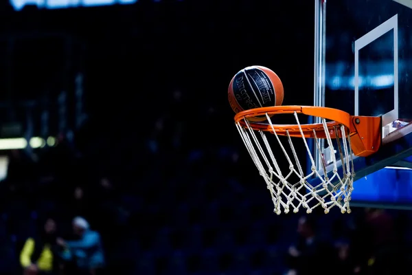 Basketbol topu net geçiyor — Stok fotoğraf