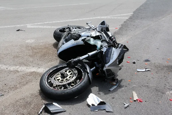 Verkeersongeval tussen een auto en een motorfiets — Stockfoto