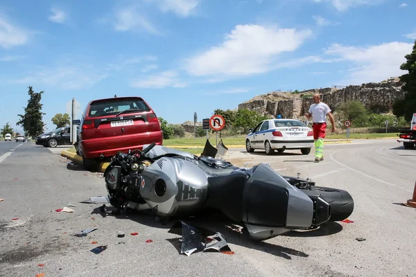 Verkeersongeval tussen een auto en een motorfiets Rechtenvrije Stockfoto's