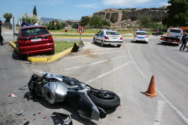 Verkeersongeval tussen een auto en een motorfiets Stockafbeelding